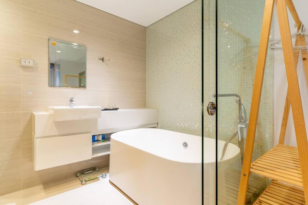 The Rixx Stylish In D1 At Ben Thanh With Netflix Pool Bathtub Apartment Ho Chi Minh City Exterior photo